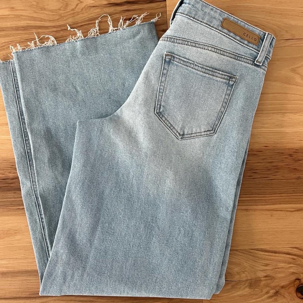 Like new / worn once. Cello wide leg jeans.